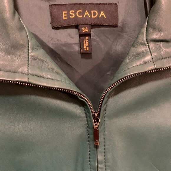 ❤️SOLD❤️ESCADA Short Mock-Neck Fitted Leather Jacket - Picture 4 of 9